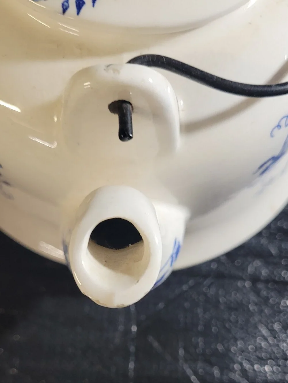 Blue and White Floral Porcelain Enamelware Style With Wire Handle Teapot (113)